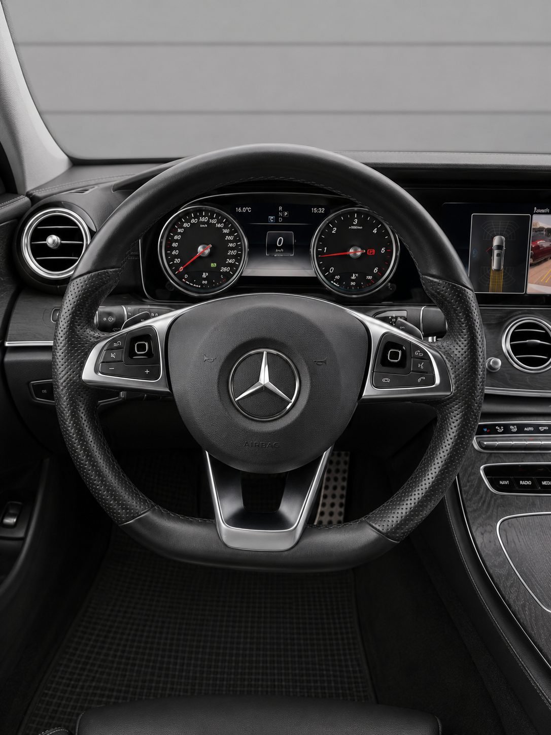 Mercedes-Benz E220 AMG pack night
